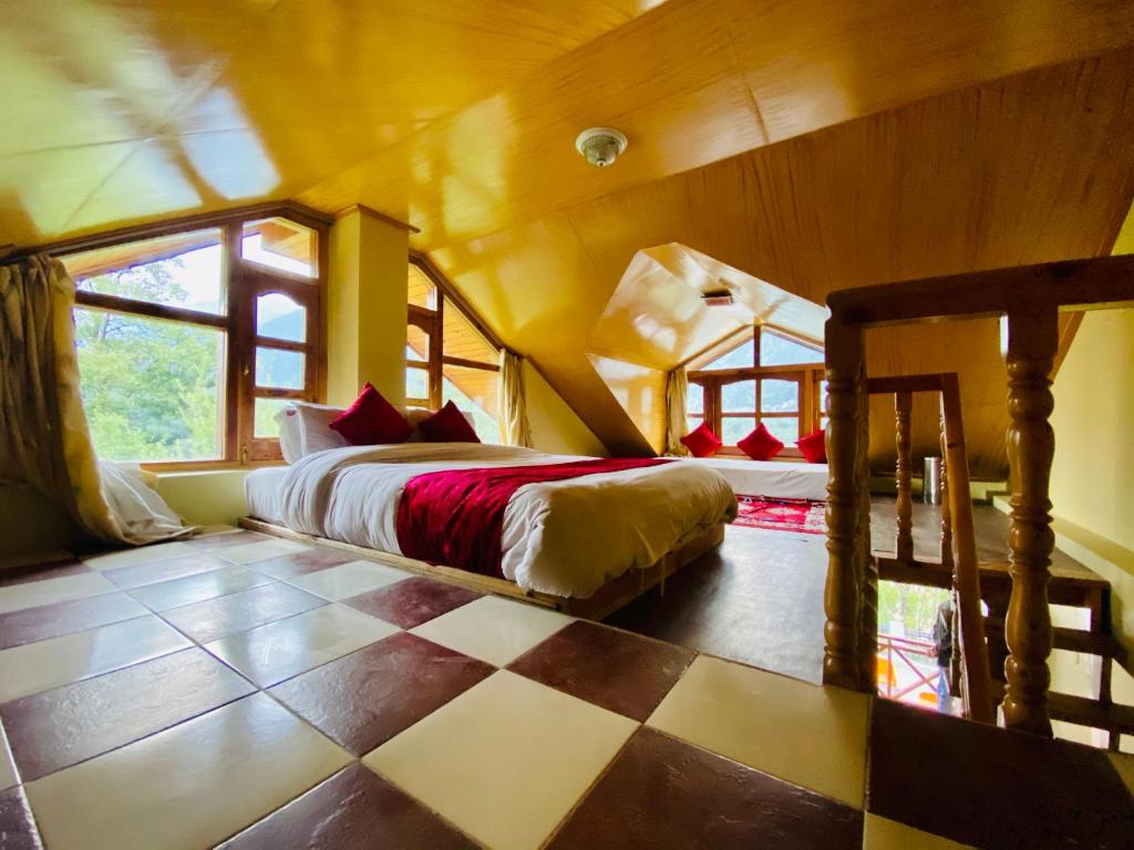 Postel nebo postele na pokoji v ubytování Hotel Hollywood Manali - Scenic River & Mountain View With Premium Rooms Near Mall Road