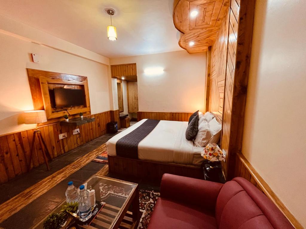 TV a/nebo společenská místnost v ubytování Hotel Hollywood Manali - Scenic River & Mountain View With Premium Rooms Near Mall Road