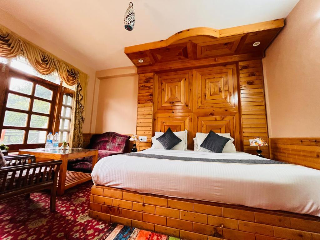 Postel nebo postele na pokoji v ubytování Hotel Hollywood Manali - Scenic River & Mountain View With Premium Rooms Near Mall Road