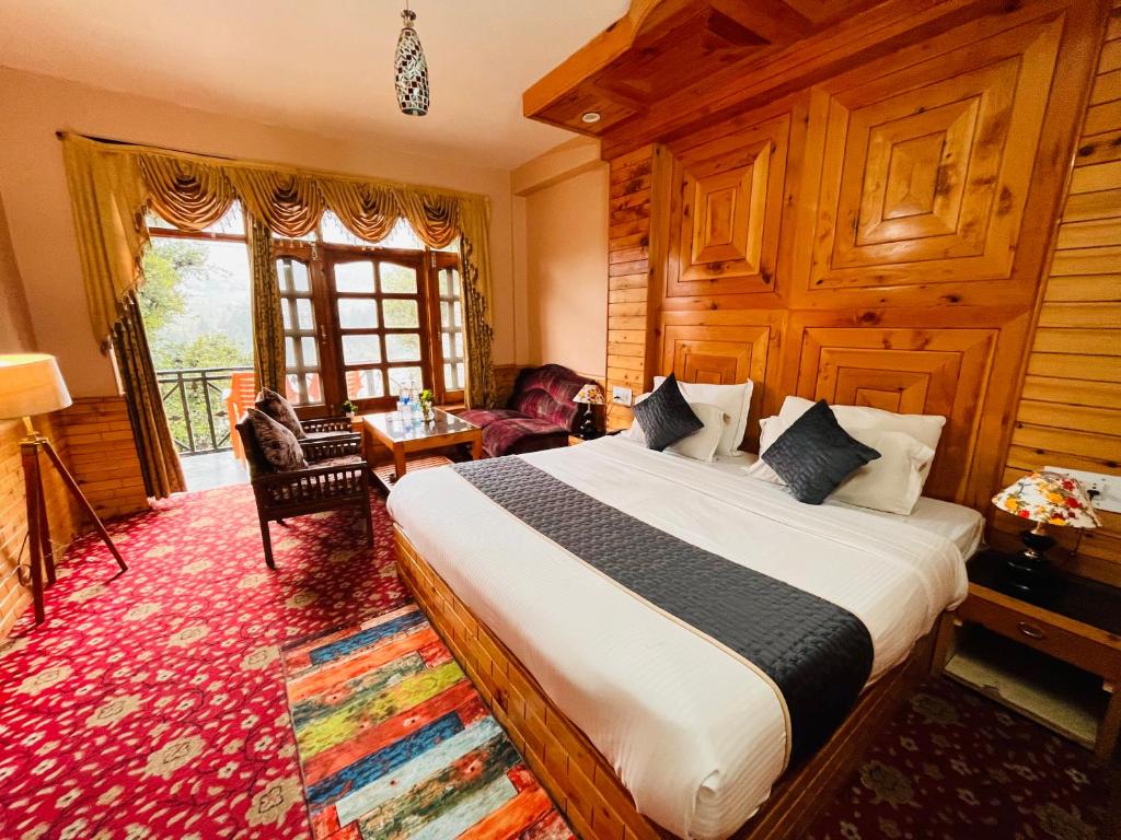 Postel nebo postele na pokoji v ubytování Hotel Hollywood Manali - Scenic River & Mountain View With Premium Rooms Near Mall Road
