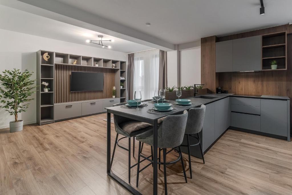 Μια τηλεόραση ή/και κέντρο ψυχαγωγίας στο Luxury Grey Apartments - Central, Free Parking, Self Check-In