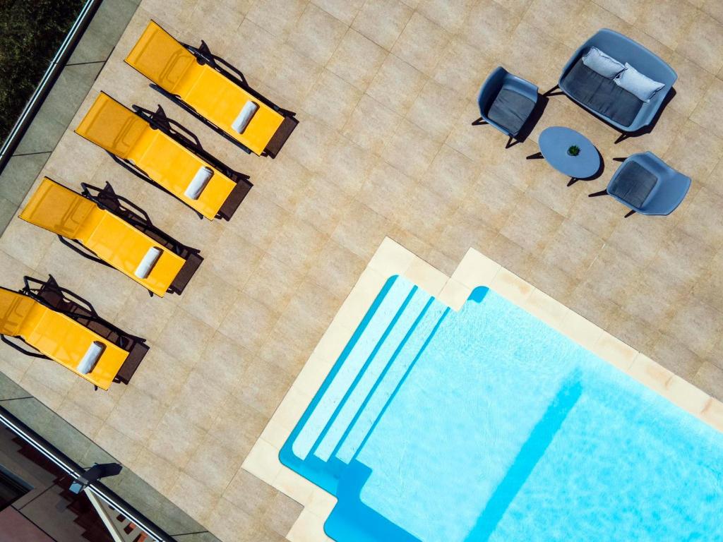 an overhead view of a swimming pool and chairs at Lucia's Home in Stalos