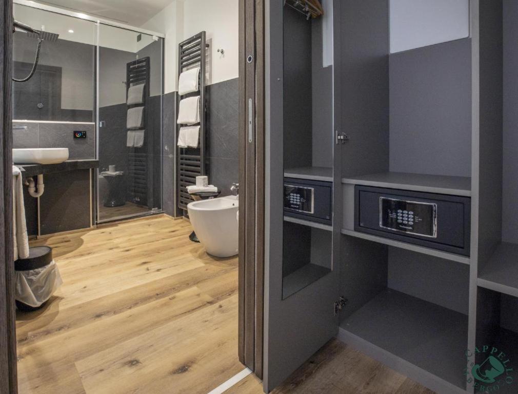 ein Badezimmer mit Dusche, Toilette und Waschbecken in der Unterkunft Albergo Cappello e Cadore in Belluno