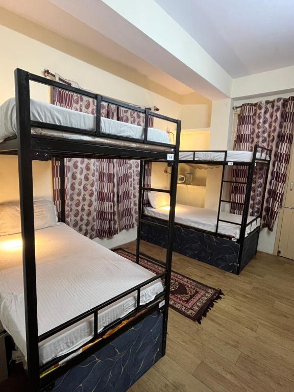 Postel nebo postele na pokoji v ubytování hill view hostel