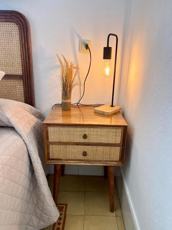 Łóżko lub łóżka w pokoju w obiekcie Hostal El Faro