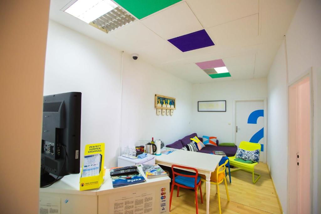 Televízia a/alebo spoločenská miestnosť v ubytovaní Hostel Kosy