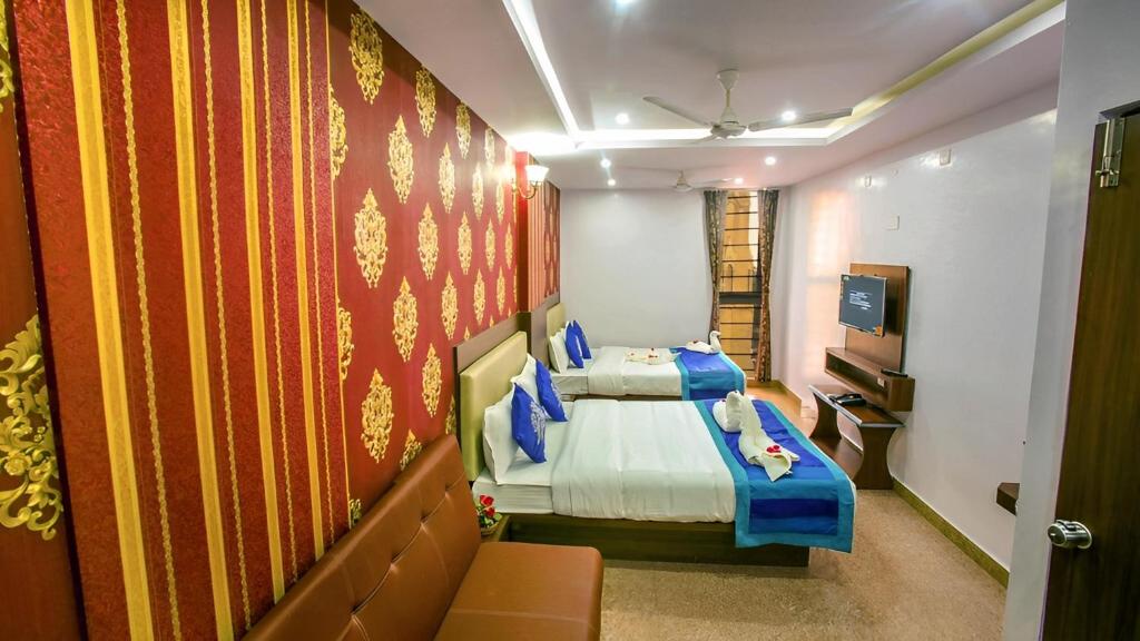 Postel nebo postele na pokoji v ubytování BS International Hotel Mysore