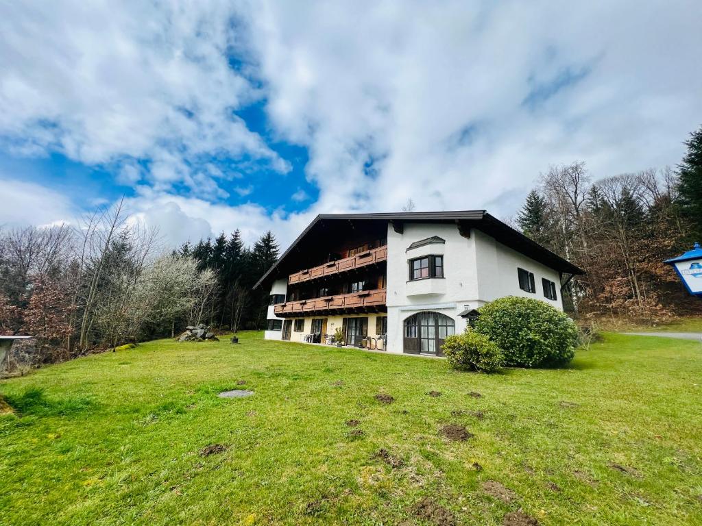 a house on top of a grassy hill at Idyllische Ferienwohnung am Geiersberg in Hauzenberg
