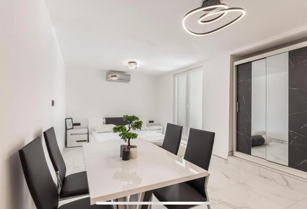 Ivana Black & White Apartments - Marusici