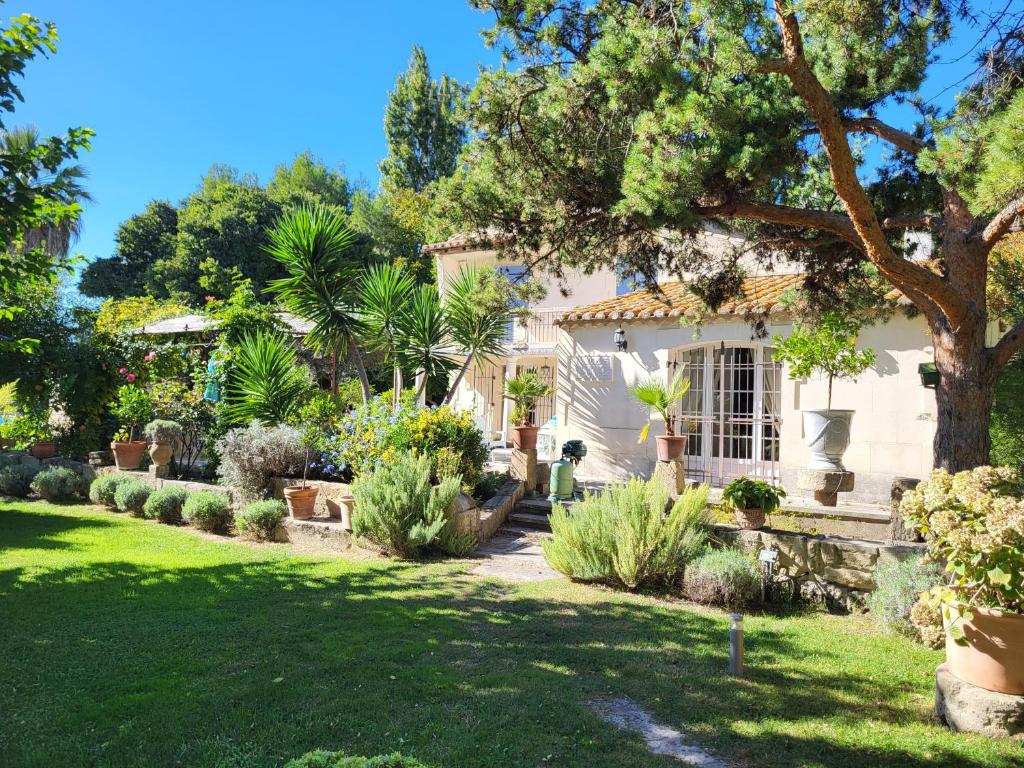 une maison avec un jardin devant dans l'établissement Gîte Le Mas des Agapes, à Beaucaire