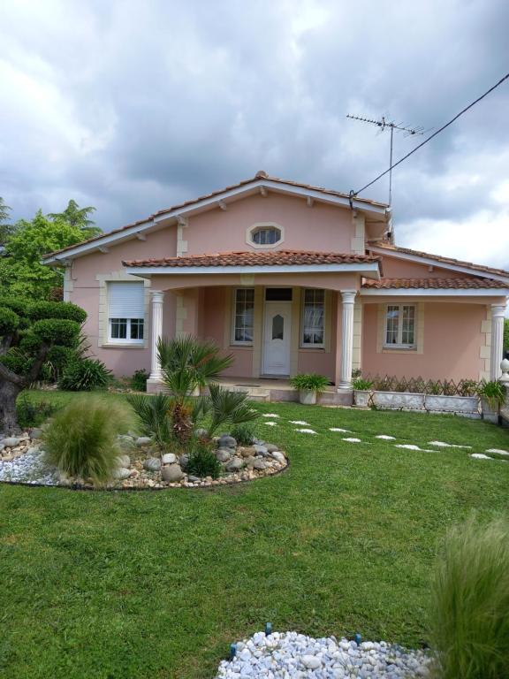 Photo de la galerie de l'établissement Studio climatisé accès rivière prox St Emilion, à Saint-Seurin-sur-lʼIsle