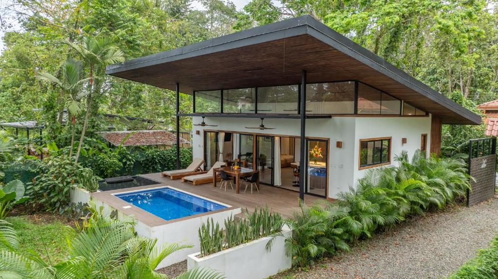 Bazén v ubytování Casa Kanani AC & Garden 10 Min Walk to Playa Negra nebo v jeho okolí