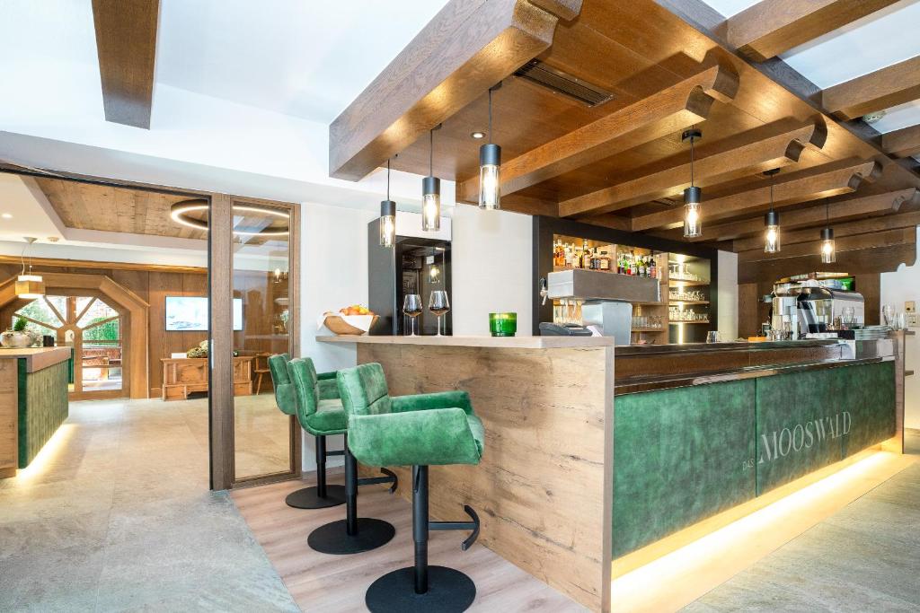Lounge nebo bar v ubytování das MOOSWALD