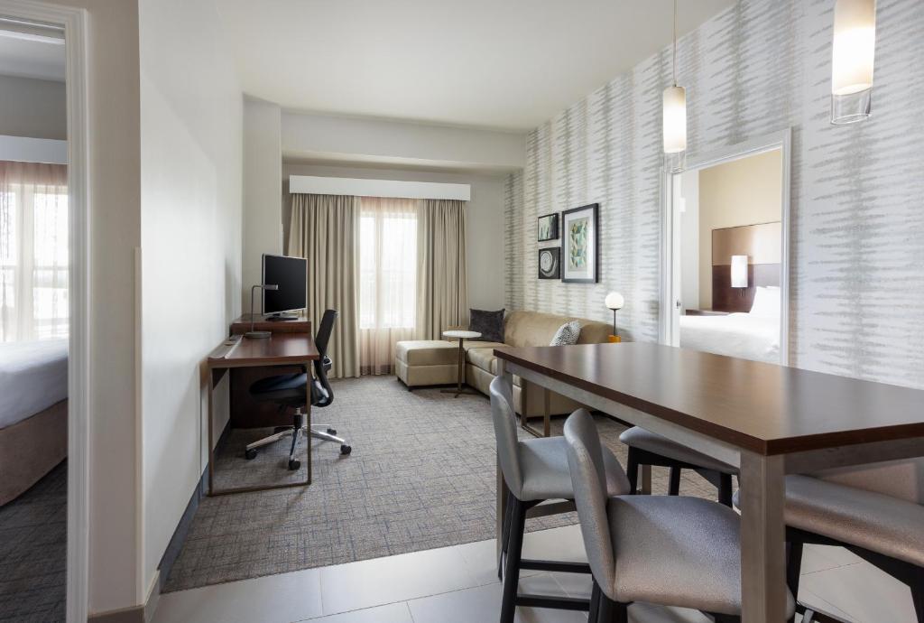 Posezení v ubytování Residence Inn by Marriott Columbus Polaris