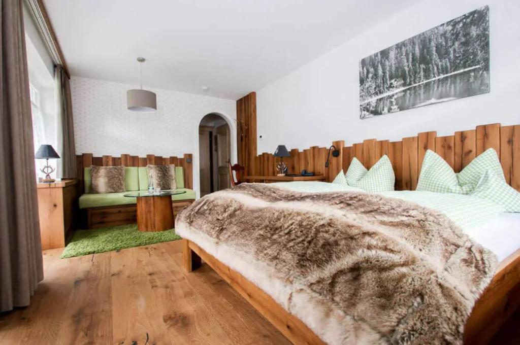Postel nebo postele na pokoji v ubytování Schwarzwaldhotel Klumpp