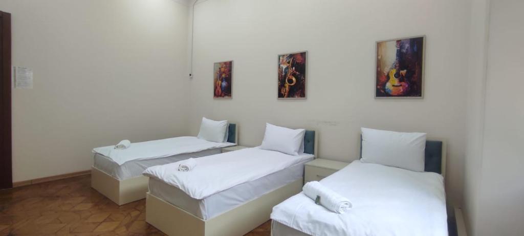 Postel nebo postele na pokoji v ubytování ALARA Inn HOSTEL & HOTEL