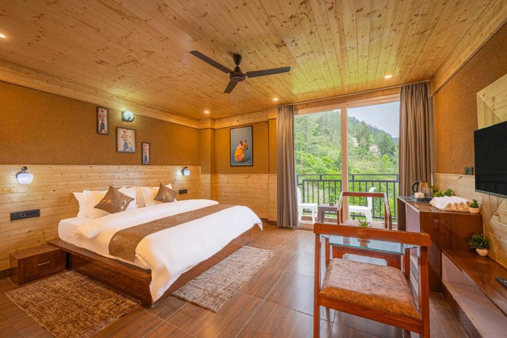 Postel nebo postele na pokoji v ubytování The Countryside Retreat I Vacations I Conference I MICE I Family Events I Open Air Terrace I Sky Bonfire I Kufri by Exotic Stays