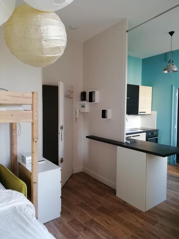 - une petite cuisine avec un comptoir dans une chambre dans l'établissement Grand studio centre historique, à Vichy