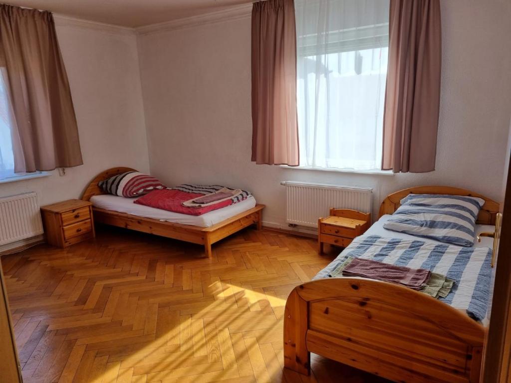 Postel nebo postele na pokoji v ubytování Ferienwohnung 2 mit 3 Schlafzimmer und Garten