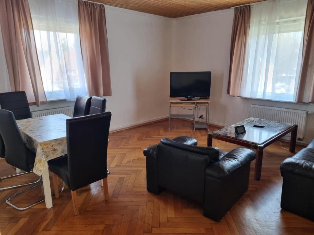 TV a/nebo společenská místnost v ubytování Ferienwohnung 2 mit 3 Schlafzimmer und Garten