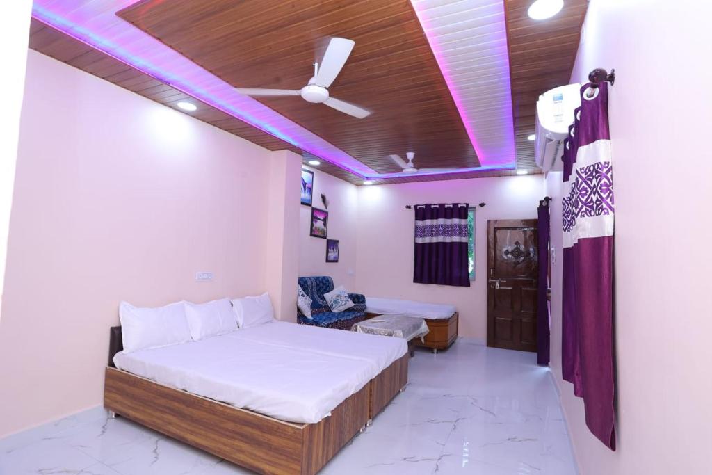 Postel nebo postele na pokoji v ubytování Shivay homestay ujjain , near mahakaleshwar temple