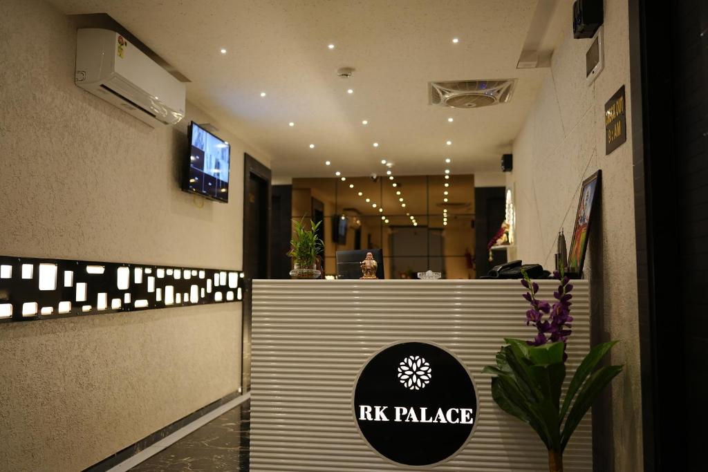 艾哈迈达巴德Hotel rk palace的柜台前方有橡木宫殿标志的餐厅