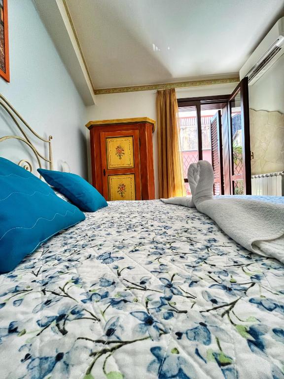 Postel nebo postele na pokoji v ubytování B&B Epos Acitrezza