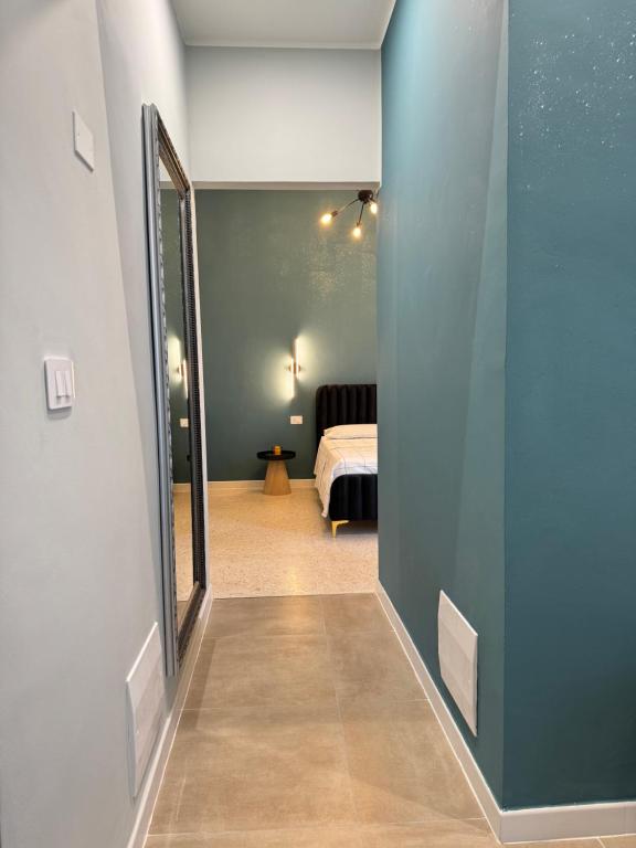 un corridoio con un letto e uno specchio in una stanza di Alan'S Home a Terni