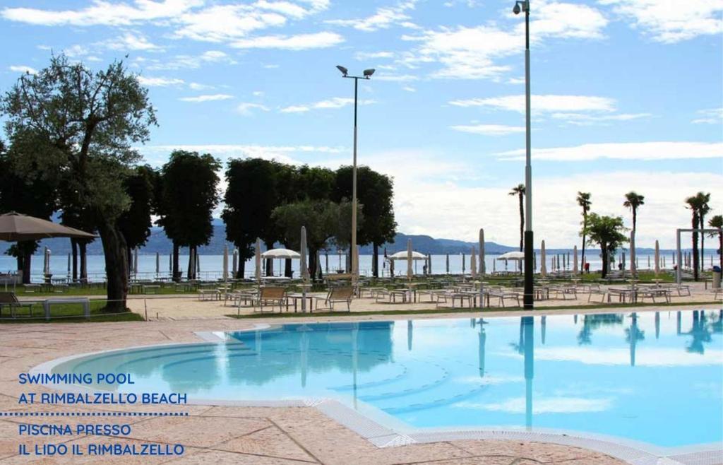 Bazén v ubytování Happy Hotel Atelier Gardone Riviera Centro & Beach nebo v jeho okolí