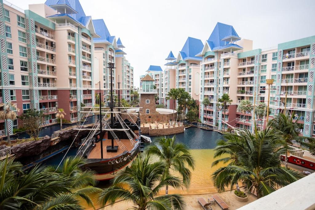 Grande Caribbean - 1 BR Apartment, 8th Floor #A815 في جنوب باتايا: وجود قارب في القناة أمام المباني