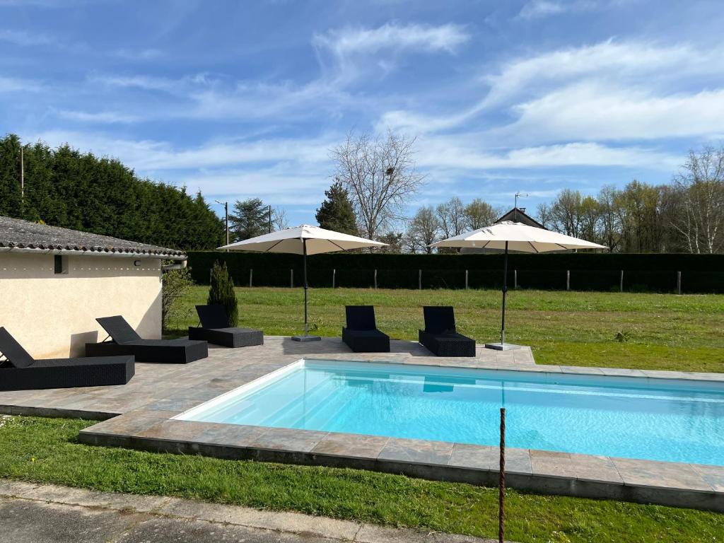 Πισίνα στο ή κοντά στο Maison avec piscine et étang, un coin de paradis