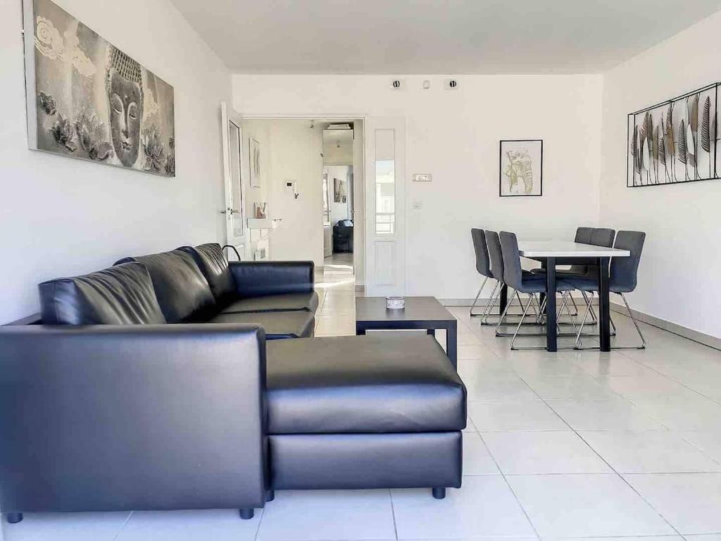 un salon avec un canapé et une table dans l'établissement Central 2 bed apartment in Antibes walk to beach & old town!, à Antibes