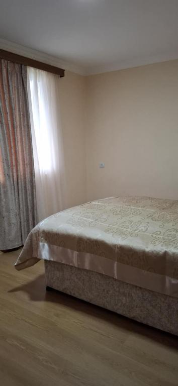 Postel nebo postele na pokoji v ubytování Valodia Guest House In Mestia