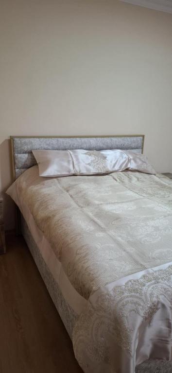 Postel nebo postele na pokoji v ubytování Valodia Guest House In Mestia