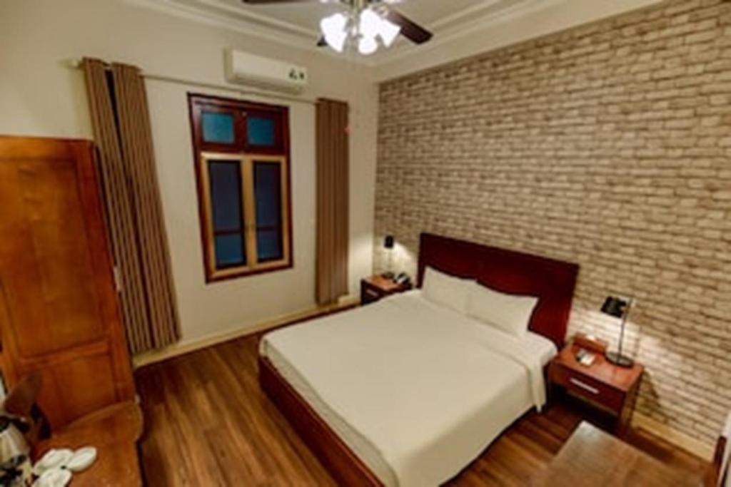 Postel nebo postele na pokoji v ubytování Super OYO Capital O 1173 Le Grand Hanoi Hotel - The Ruby
