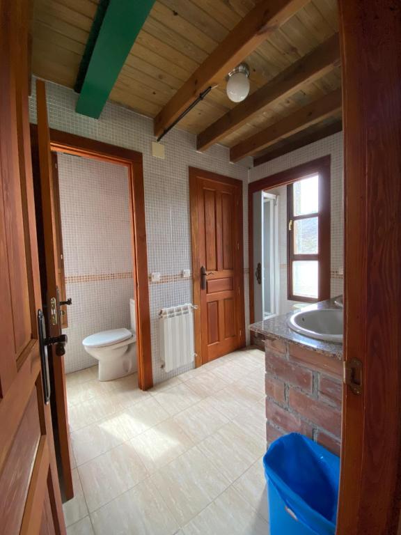 Koupelna v ubytování Albergue Peña Castil
