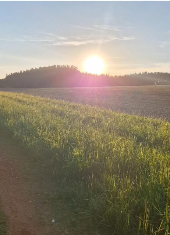 Východ nebo západ slunce při pohledu z prázdninového domu nebo okolí