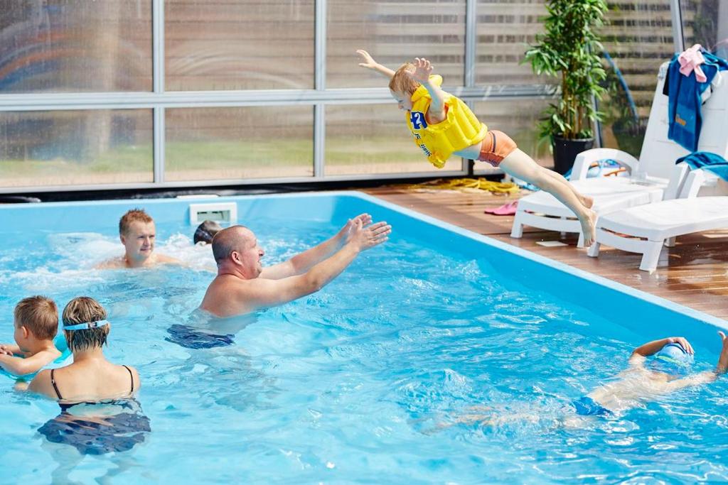 Bazén v ubytování Ośrodek Wypoczynkowy Familifan nebo v jeho okolí