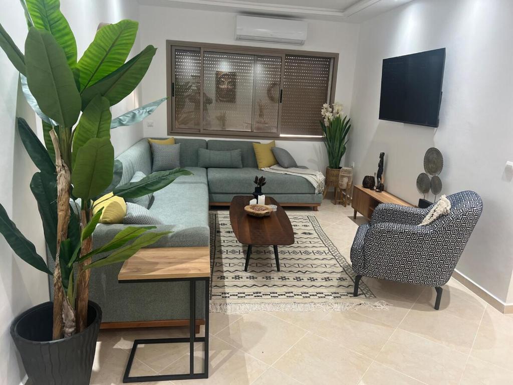 un salon avec un canapé et une table dans l'établissement Stunning Modern Apartment in heart of Agadir for families, à Agadir