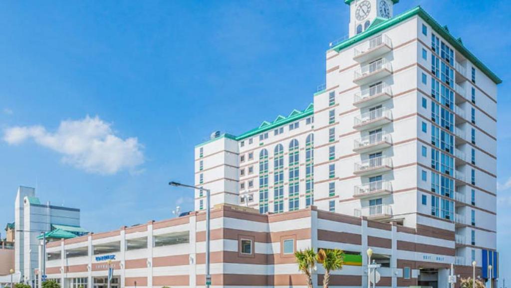 un bâtiment avec une tour d'horloge au sommet dans l'établissement Boardwalk Resort and Villas, à Virginia Beach