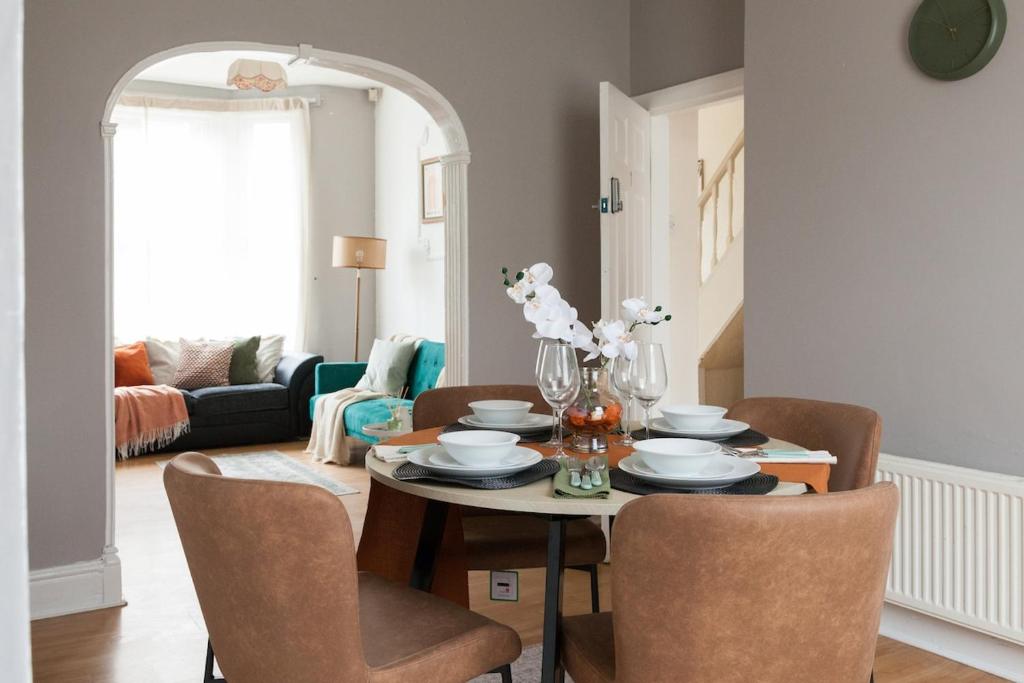 Χώρος καθιστικού στο Cozy 3BR near Anfield & Goodison, Fast Wifi, Smart TV, Garden, Parking, Sleeps 7