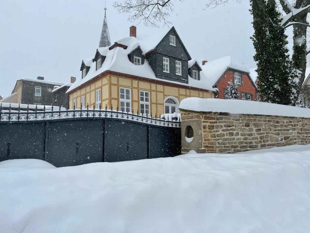 Harzträume 2 - Apartment für Familien & Freunde, 2 Schlafzimmer, Altstadtnah, Brockenbahnblick & Parkplatz v zimě