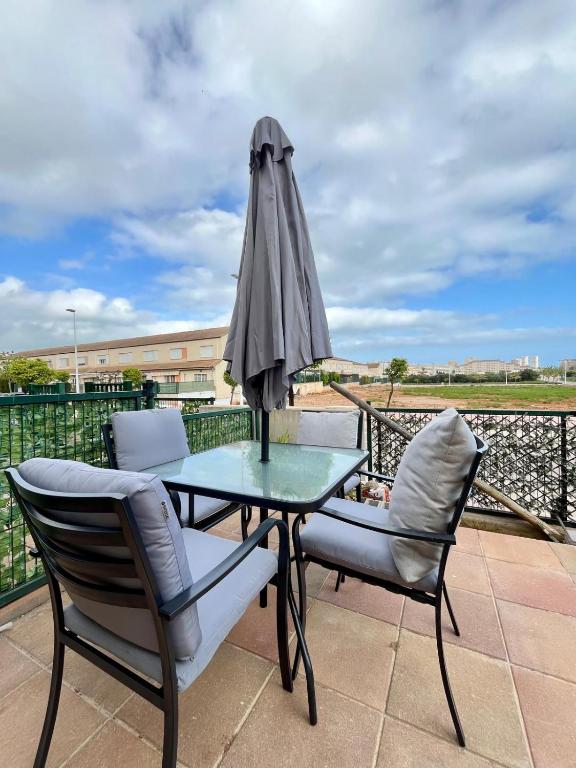 Un balcon sau o terasă la Adosado con terraza a 5 min del mar