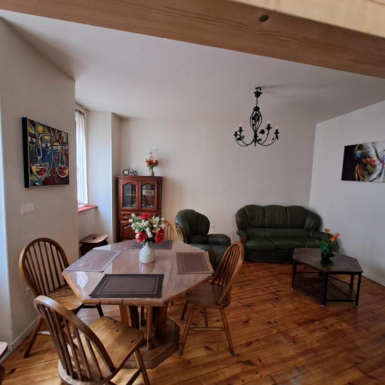 un salon avec une table et un canapé dans l'établissement StGoFeelGood, à Saint-Gaudens