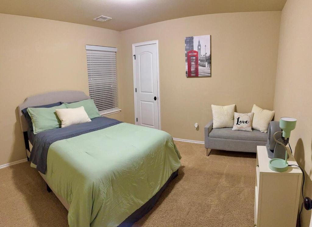 Cheerful 3 Bdrm space, 2 bath!. You gotta love it! photo