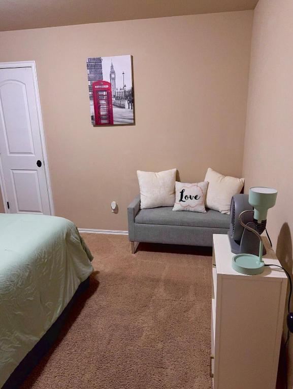 Cheerful 3 Bdrm space, 2 bath!. You gotta love it! photo