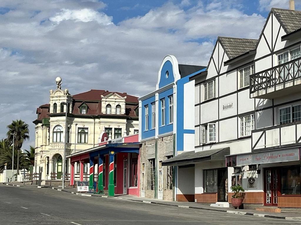 een groep gebouwen aan de straatkant bij Central Self Catering in Swakopmund