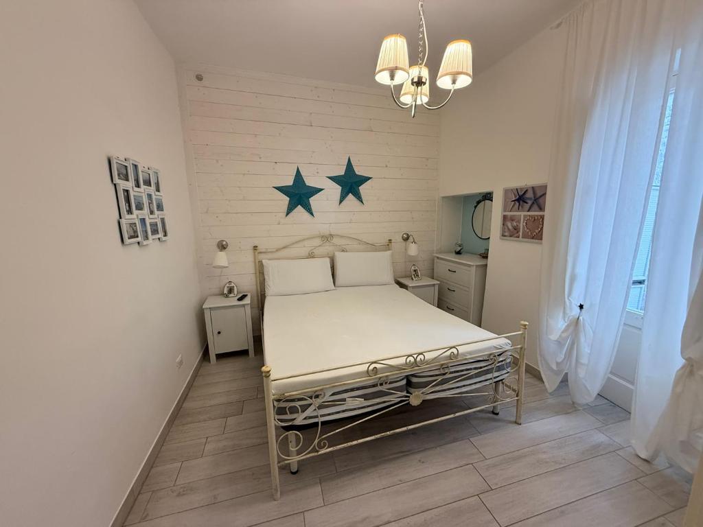 a bedroom with a bed with two stars on the wall at Casetta Azzurra in Monopoli