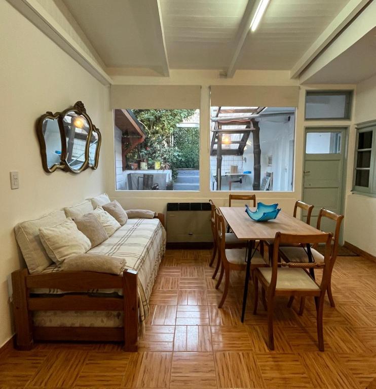 a living room with a couch and a table at Cómoda casa céntrica para 4 ó 5 personas in San Carlos de Bariloche
