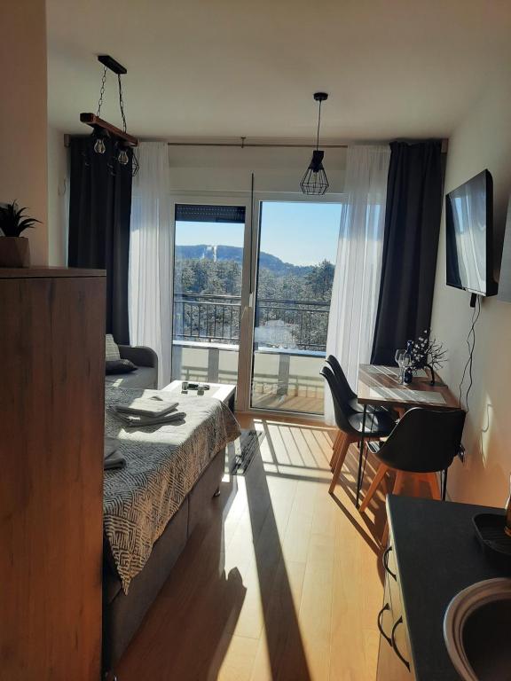 A television and/or entertainment centre at Apartman Pogled Divcibare